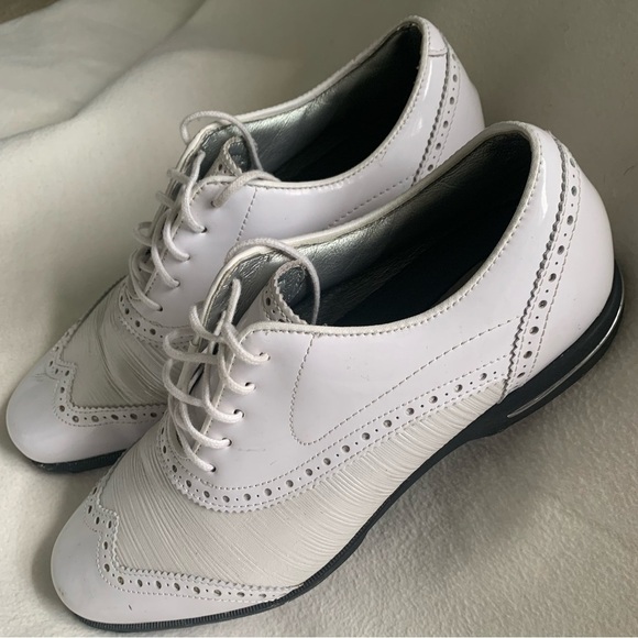 FootJoy Tailored Wingtip Spikeless Golf Shoes Womens Size 10 M White Black 91686 - Picture 3 of 16